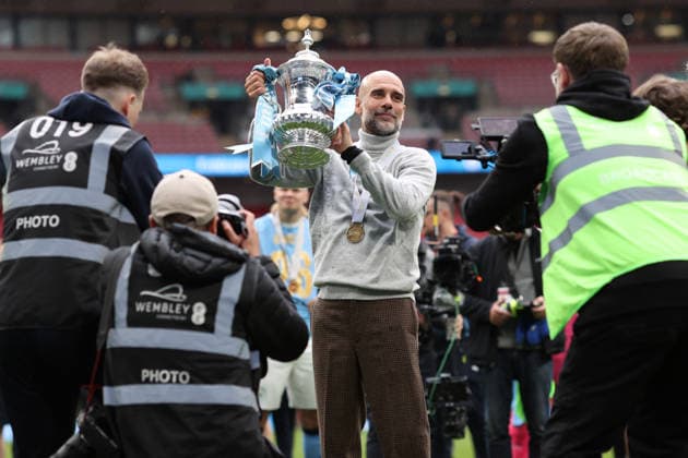FA-Cup-Finale 2026 16. Mai 2026, London Emirates FA-Cup-Finale Chelsea gegen Manchester City Manchester-City-Trainer Pep Guardiola mit der Trophäe Foto Charlotte Wilson Offside London UK  Copyright: xCharlottexWilsonx xOffsidexOffside