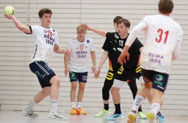 GER, Handball, U20 Germany vs U20 Norway, male 16 05 2026, Erfurt, Riethsporthalle, GER, Handball, Test match as part of the preparations for the U20 European Championship U20 national team male U20 Germany U20 Norway in the picture Vetle Mellemstrand Bore Norway on the ball, on the right Noah Hensen Germany