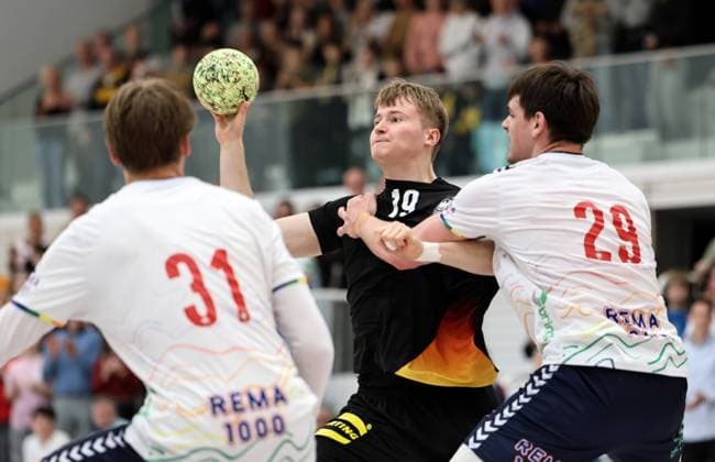 GER, Handball, U20 Germany vs U20 Norway, male 16 05 2026, Erfurt, Riethsporthalle, GER, Handball, Test match as part of the preparations for the U20 European Championship U20 national team male U20 Germany U20 Norway in the picture Linus Schmid Germany vs Gaston Rene Jean Marie Denichou Norway