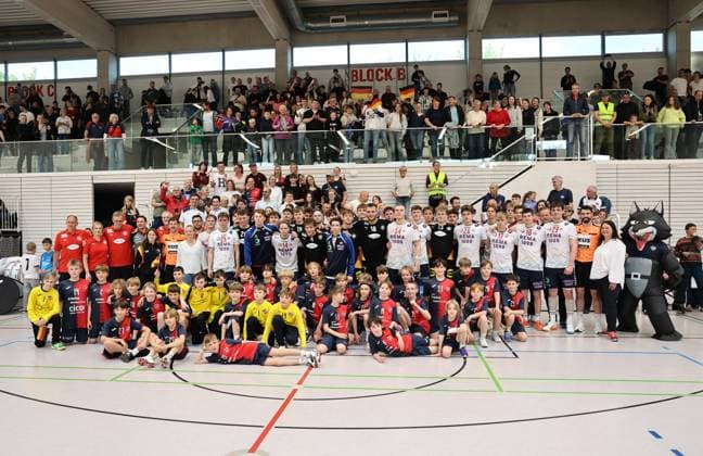 GER, Handball, U20 Germany vs U20 Norway, male 16 05 2026, Erfurt, Riethsporthalle, GER, Handball, Test match as part of the preparations for the U20 European Championship U20 national team male U20 Germany U20 Norway in the picture Group picture of both teams, the handball offspring of the Woelfe Erfurt and the fans after the match