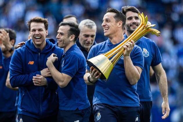 May 16, 2026, Porto, Porto, Portugal: FC Porto s Hockey team celebrating the WSE Champions League trophy during the halftime of Liga Portugal Betclic 25 26 match between FC Porto and Santa Clara at Estadio do Dragao on May 16 2026, in Porto, Portugal. Soccer 2026: Porto X Santa Clara  - ZUMAa269 20260516_zsp_a269_034 Copyright: xSandroxAlemaox
