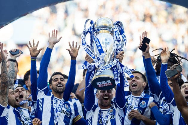 May 16, 2026, Porto, Porto, Portugal: FC Porto s team celebrating with the championship trophy after the Liga Portugal Betclic 25 26 match between FC Porto and Santa Clara at Estadio do Dragao on May 16 2026, in Porto, Portugal. Soccer 2026: Porto X Santa Clara  - ZUMAa269 20260516_zsp_a269_128 Copyright: xSandroxAlemaox