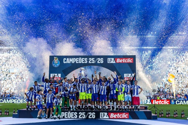 May 17, 2026, Porto, Porto, Portugal: FC Porto s team celebrating winning the championship with fireworks after the Liga Portugal Betclic 25 26 match between FC Porto and Santa Clara at Estadio do Dragao on May 16 2026, in Porto, Portugal. Soccer 2026: Porto X Santa Clara  - ZUMAa269 20260517_zsp_a269_003 Copyright: xSandroxAlemaox