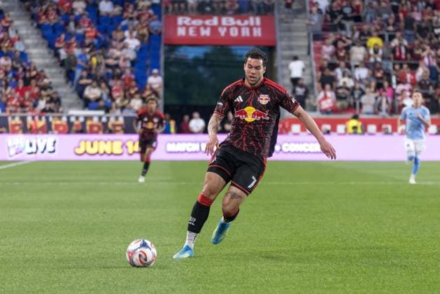 new york red bulls e new york city fc pela major league soccer Nicolas Fernandez of RB New York during the match between New York Red Bulls and New York City FC, for Major League Soccer, at the Illustrated Sports Stadium, on Saturday, May 16, 2026. harrison sports illustrated stadium NJ united states Copyright: xWILLIAMxVOLCOVx