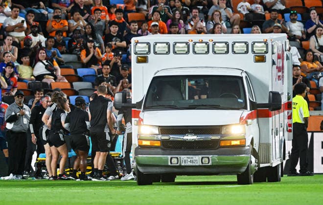 May 16, 2026: Houston Dynamo midfielder Diadie Samassekou is lifted on a stretcher after being injured during the first half of a MLS, Fussball Herren, USA game against the Vancouver Whitecaps at Shell Energy Stadium in Houston, TX. Austin McAfee CSM Houston USA - ZUMAc04_ 20260516_zma_c04_022 Copyright: xAustinxMcafeex