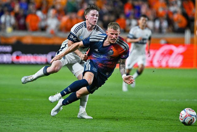 May 16, 2026: Houston Dynamo midfielder Mateusz Bogusz (right) is held back by Vancouver Whitecaps defender Tate Johnson (left) during the first half of a MLS, Fussball Herren, USA game at Shell Energy Stadium in Houston, TX. Austin McAfee CSM 2026 MLS: Vancouver Whitecpas Vs Houston Dynamo MAY 16  - ZUMAc04_ 20260516_zma_c04_043 Copyright: xAustinxMcafeex