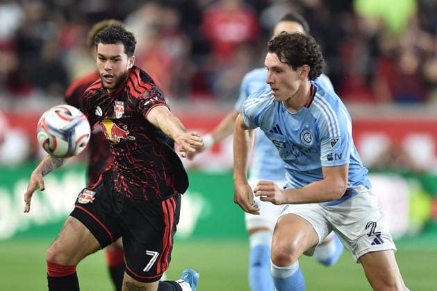 May 16, 2026, Harrison, New Jersey, USA: New York Red Bulls forward CADE COWELL (7) and NYCFC defender NICO CAVALLO (2) in action at Sports Illustrated Stadium in Harrison New Jersey New York City FC draws with New York Red Bulls 1 to 1 MLS, Fussball Herren, USA 2026 - New York City FC 1:1 New York Red Bulls  - ZUMAa301 20260516_aaf_a301_004 Copyright: xBrooksxVonxArxx