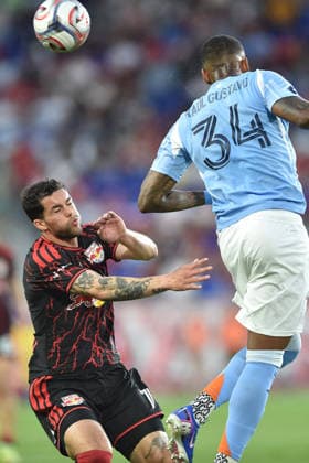 May 16, 2026, Harrison, New Jersey, USA: New York Red Bulls forward CADE COWELL (7) and NYCFC defender RAUL GUSTAVO (34) in action at Sports Illustrated Stadium in Harrison New Jersey New York City FC draws with New York Red Bulls 1 to 1 MLS, Fussball Herren, USA 2026 - New York City FC 1:1 New York Red Bulls  - ZUMAa301 20260516_aaf_a301_011 Copyright: xBrooksxVonxArxx