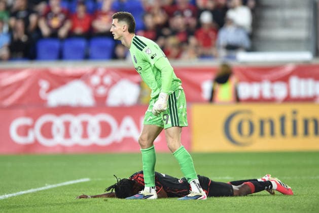 May 16, 2026, Harrison, New Jersey, USA: NYCFC goalkeeper MATT FREESE (49) and New York Red Bulls midfielder RONALD DONKOR (48) in action at Sports Illustrated Stadium in Harrison New Jersey New York City FC draws with New York Red Bulls 1 to 1 MLS, Fussball Herren, USA 2026 - New York City FC 1:1 New York Red Bulls  - ZUMAa301 20260516_aaf_a301_014 Copyright: xBrooksxVonxArxx