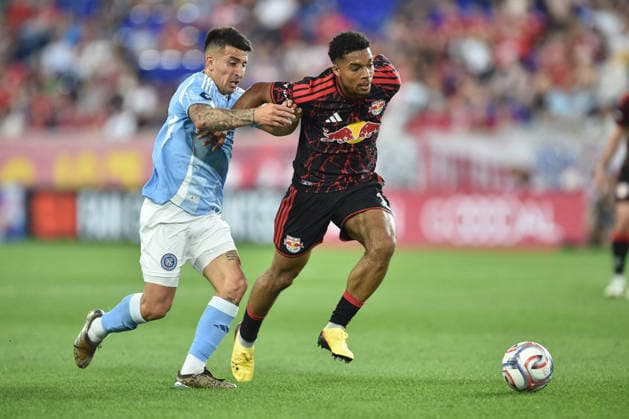 May 16, 2026, Harrison, New Jersey, USA: New York Red Bulls defender JUSTIN CHE (2) and NYCFC forward ALONSO MARTÃNEZ (16) in action at Sports Illustrated Stadium in Harrison New Jersey New York City FC draws with New York Red Bulls 1 to 1 MLS, Fussball Herren, USA 2026 - New York City FC 1:1 New York Red Bulls  - ZUMAa301 20260516_aaf_a301_025 Copyright: xBrooksxVonxArxx