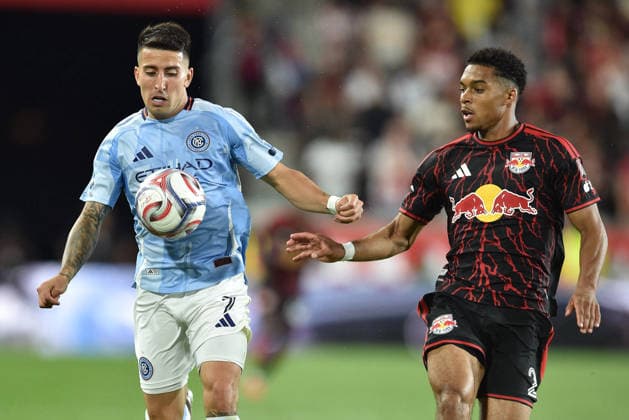 May 16, 2026, Harrison, New Jersey, USA: NYCFC defender NICO CAVALLO (2) and New York Red Bulls defender JUSTIN CHE (2) in action at Sports Illustrated Stadium in Harrison New Jersey New York City FC draws with New York Red Bulls 1 to 1 MLS, Fussball Herren, USA 2026 - New York City FC 1:1 New York Red Bulls  - ZUMAa301 20260516_aaf_a301_033 Copyright: xBrooksxVonxArxx