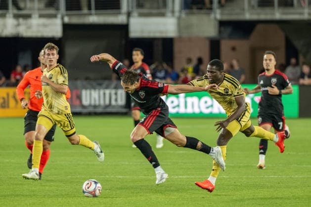 May 16, 2026, Washington, District Of Columbia, United States: Christian Benteke battles for possession with Joakim Nilsson during an MLS, Fussball Herren, USA match at Audi Field. DC United Vs St. Louis CITY SC  - ZUMAk206 20260516_znp_k206_014 Copyright: xMattxKaminskyx