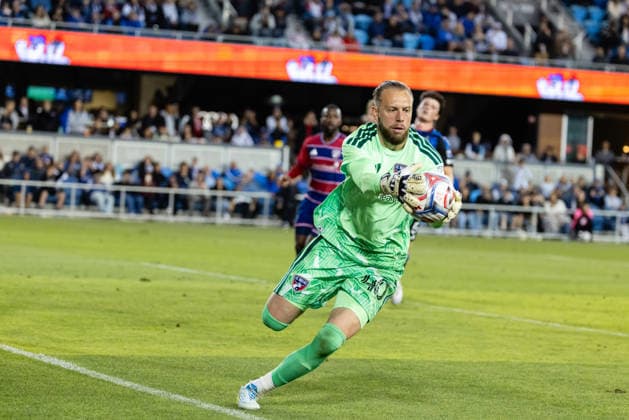 SAN JOSE, CA - MAY 16: Jonathan Sirois 40 of FC Dallas gains control of the ball after making a save on a penalty kick during a match against the San Jose Earthquakes on May 16, 2026 at PayPal Park in San Jose, CA. (Photo by Matthew Huang Icon Sportswire) SOCCER: MAY 16 MLS, Fussball Herren, USA San Jose Earthquakes vs FC Dallas EDITORIAL USE ONLY Icon260516013
