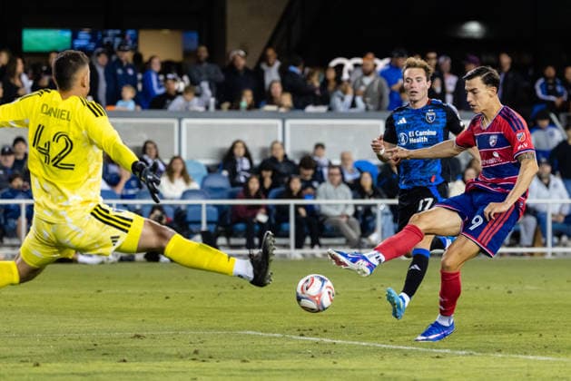 SAN JOSE, CA - MAY 16: Petar Musa 9 of FC Dallas scores a goal against Daniel 42 of the San Jose Earthquakes in the second half of a match on May 16, 2026 at PayPal Park in San Jose, CA. (Photo by Matthew Huang Icon Sportswire) SOCCER: MAY 16 MLS, Fussball Herren, USA San Jose Earthquakes vs FC Dallas EDITORIAL USE ONLY Icon260516015