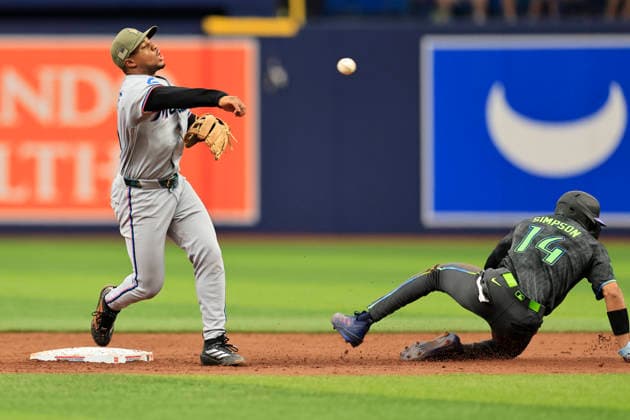 May 16, 2026, St. Petersburg, Florida, USA: Miami Marlins second baseman Xavier Edwards (9) turns the double play getting the out on Tampa Bay Rays left fielder Chandler Simpson (14) and throws to first base during an MLB, Baseball Herren, USA game on May 16, 2026 at Tropicana Field. The Marlins beat the Rays 10-5 in 10 innings. MLB 2026: Rays 5:10 Marlins  - ZUMAh180 20260516_zsp_h180_022 Copyright: xKimxHukarix