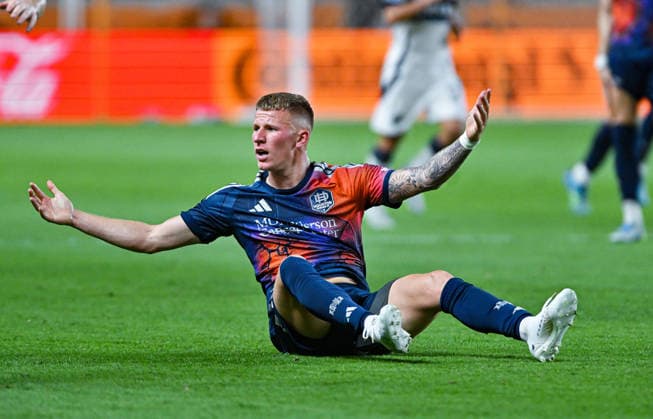 May 16, 2026: Houston Dynamo midfielder Mateusz Bogusz reacts after being tackled during the first half of a MLS, Fussball Herren, USA game against the Vancouver Whitecaps at Shell Energy Stadium in Houston, TX. Austin McAfee CSM Houston USA - ZUMAc04_ 20260516_zma_c04_044 Copyright: xAustinxMcafeex