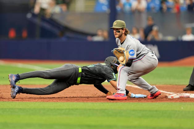 May 16, 2026, St. Petersburg, Florida, USA: Tampa Bay Rays left fielder Chandler Simpson (14) dives back at first base before Miami Marlins first baseman Connor Norby (1) can tag him during an MLB, Baseball Herren, USA game on May 16, 2026 at Tropicana Field. The Marlins beat the Rays 10-5 in 10 innings. MLB 2026: Rays 5:10 Marlins  - ZUMAh180 20260516_zsp_h180_027 Copyright: xKimxHukarix