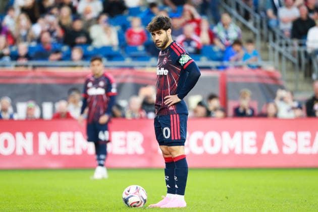 FOXBOROUGH, MA - MAY 16: Carles Gil 10 of New England Revolution stands for the penalty kick during a match between the New England Revolution and Minnesota United FC on May 16, 2026 at Gillette Stadium in Foxborough, Massachusetts. (Photo by Summer Lamont Icon Sportswire) SOCCER: MAY 16 MLS, Fussball Herren, USA New England Revolution vs Minnesota United FC EDITORIAL USE ONLY Icon260516001