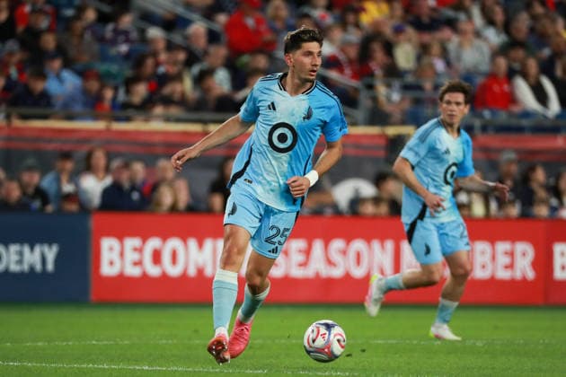 FOXBOROUGH, MA - MAY 16: Nectarios Triantis 25 of Minnesota United FC scans the field during a match between the New England Revolution and Minnesota United FC on May 16, 2026 at Gillette Stadium in Foxborough, Massachusetts. (Photo by Summer Lamont Icon Sportswire) SOCCER: MAY 16 MLS, Fussball Herren, USA New England Revolution vs Minnesota United FC EDITORIAL USE ONLY Icon260516015