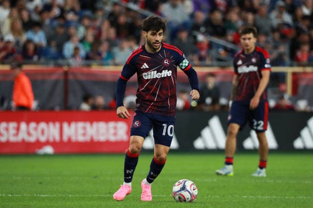 FOXBOROUGH, MA - MAY 16: Carles Gil 10 of New England Revolution possess the ball during a match between the New England Revolution and Minnesota United FC on May 16, 2026 at Gillette Stadium in Foxborough, Massachusetts. (Photo by Summer Lamont Icon Sportswire) SOCCER: MAY 16 MLS, Fussball Herren, USA New England Revolution vs Minnesota United FC EDITORIAL USE ONLY Icon260516019
