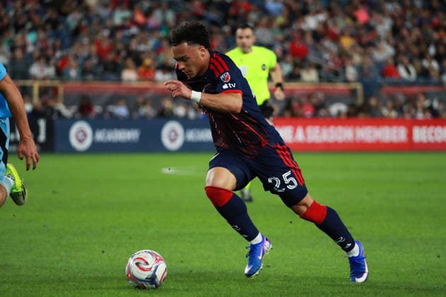FOXBOROUGH, MA - MAY 16: Peyton Miller 25 of New England Revolution dribbles down the field during a match between the New England Revolution and Minnesota United FC on May 16, 2026 at Gillette Stadium in Foxborough, Massachusetts. (Photo by Summer Lamont Icon Sportswire) SOCCER: MAY 16 MLS, Fussball Herren, USA New England Revolution vs Minnesota United FC EDITORIAL USE ONLY Icon260516020