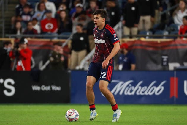 FOXBOROUGH, MA - MAY 16: Ethan Kohler 22 of New England Revolution scans the field during a match between the New England Revolution and Minnesota United FC on May 16, 2026 at Gillette Stadium in Foxborough, Massachusetts. (Photo by Summer Lamont Icon Sportswire) SOCCER: MAY 16 MLS, Fussball Herren, USA New England Revolution vs Minnesota United FC EDITORIAL USE ONLY Icon260516022