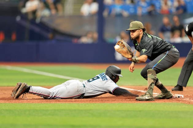 May 16, 2026, St. Petersburg, Florida, USA: Miami Marlins second baseman Xavier Edwards (9) dives back at first base before Tampa Bay Rays first baseman Jonathan Aranda (8) can tag him during an MLB, Baseball Herren, USA game on May 16, 2026 at Tropicana Field. The Marlins beat the Rays 10-5 in 10 innings. MLB 2026: Rays 5:10 Marlins  - ZUMAh180 20260516_zsp_h180_109 Copyright: xKimxHukarix