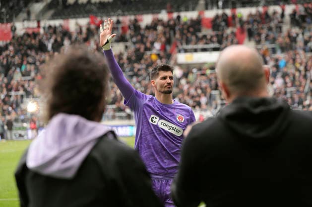 Photo Goalkeeper Nikola Vasilj Pauli mourns for many minutes after the final whistle and says goodbye to his fans and from the first division Soccer 1 Bundesliga , 34 Matchday on Sat 16 05 2026 FC St Pauli VfL Wolfsburg
