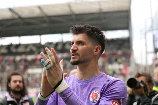 Photo Goalkeeper Nikola Vasilj Pauli mourns for many minutes after the final whistle and says goodbye to his fans and from the first division Soccer 1 Bundesliga , 34 Matchday on Sat 16 05 2026 FC St Pauli VfL Wolfsburg
