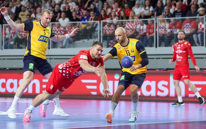 Croatia v Sweden: Internation Friendly Handball Match Marin Sipic of Croatia shoots whilst under pressure from Lukas Sandell of Sweden during the International Friendly, Länderspiel, Nationalmannschaft handball match between Croatia and Sweden at Arena Varazdin on May 16, 2026.  SanjinxStrukic PIXSELL