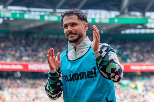 16 05 2026, Matchday 34 in Bundesliga 1, SV Werder Bremen Borussia Dortmund Leonardo Bittencourt SV Werder Bremen thanks the fans Bremen Weserstadion Bremen Germany xRHR PHOTO DEx Copyright: DennisxEwert RHR-FOTOx RHR-FOTO DE