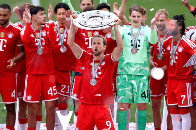 KANE Harry Team FC Bayern Muenchen at the award ceremony with the championship trophy and the team DFL Fussball Bundesliga Saison 2025 2026 Meisterfeier Deutscher Meister FC Bayern Muenchen Spiel FC Bayern Muenchen 1 FC Koeln 5 1 am 16 05 2026 in Muenchen DFL REGULATIONS PROHIBIT ANY USE OF PHOTOGRAPHS as IMAGE SEQUENCES and or QUASI VIDEO Copyright: xLacixPerenyix