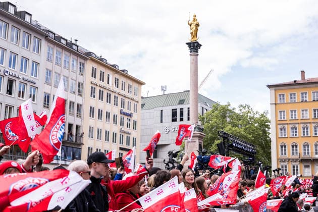MUNICH, GERMANY - MAY 17: Fans of FC Bayern Muenchen waving flags in front of the Mariensaeule during the Meisterfeier of FC Bayern Muenchen at Marienplatz on May 17, 2026 in Munich, Germany. Bavaria Germany Copyright: xSteffiexWunderlx