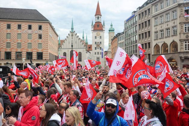 FC Bayern Muenchen fans wave flags, GER, FC Bayern Muenchen reception at the town hall and championship celebration at Marienplatz, 17 05 2026, GER, FC Bayern Muenchen reception at the town hall and championship celebration at Marienplatz, 17 05 2026 Muenchen Copyright: xEibner-Pressefoto JennixMaulx EP_JML