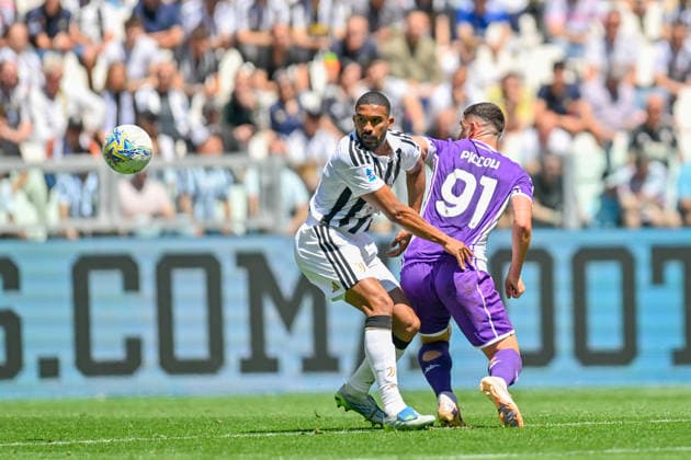 Juventus Bremer fights for the ball with Fiorentina s Piccoli during the Serie A soccer match between Juventus and Fiorentina at the Allianz Stadium in Turin, Italy - Sunday, May 17, 2026. - Soccer .  Copyright: xTanoxPecoraro LaPressex