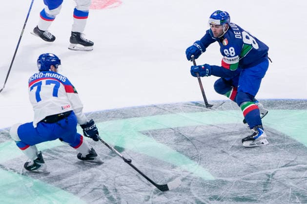 FRIBOURG, SWITZERLAND MAY 17 Tommaso De Luca of Italy R against Martin Fasko rudas of Slovakia L during the 2026 IIHF Ice Hockey World Championship Switzerland game between Italy and Slovakia at BCF Arena on May 17, 2026 in Fribourg, Fribourg Fribourg BCF Arena Fribourg Switzerland Copyright: xJustPictures.ch JarixPestelaccix jp-en-EuSpIm-JP6_JAR_Italy_Slovakia_16May2026_00017