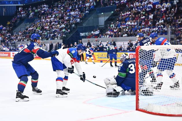 L-R Mats Frycklund (ITA), Oliver Okuliar (SVK), goalkeeper Jacob Smith (ITA), Luca Zanatta (ITA) and Marek Hrivik (SVK) in action during the 2026 IIHF World Championship, WM, Weltmeisterschaft Group B, match Italy vs Slovakia, on May 17, 2026, Fribourg, Switzerland. (CTKxPhoto RadekxPetrasek) CTKPhotoP2026051702803  CTKPhotoP2026051702803