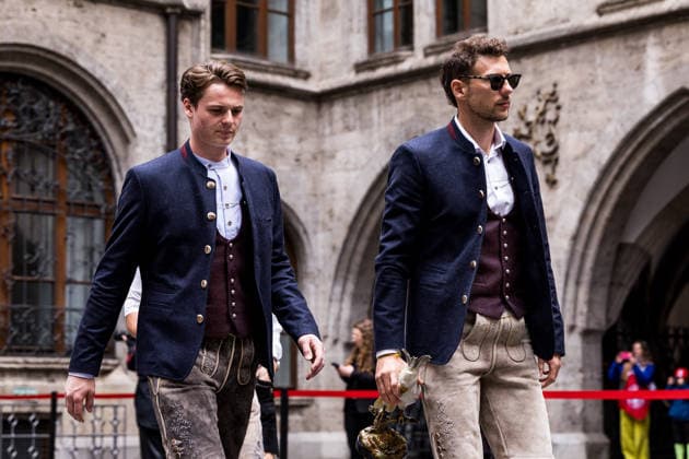 MUNICH, GERMANY - MAY 17: Jonas Urbig (FC Bayern Muenchen, 40) and Leon Goretzka (FC Bayern Muenchen, 8) holding the Kakadu during the Meisterfeier of FC Bayern Muenchen at Marienplatz on May 17, 2026 in Munich, Germany. Bavaria Germany Copyright: xSteffiexWunderlx