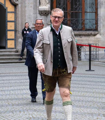 17 05 2026, Football Bundesliga 2025 2026, FC Bayern Munich championship celebration on the town hall balcony in Munich CEO Jan Christian Dreesen FC Bayern Munich arrives at the town hall in traditional costume