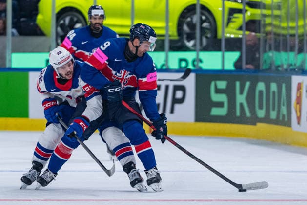 ZURICH, SWITZERLAND - MAY 17: Isaac Howard (United States, 22) in the battle for the puck with Brett Perlini (Great Britain, 9) during the Preliminary Round - Group A Match 11 between Great Britain and United States at the IIHF Ice hockey, Eishockey World Championship, WM, Weltmeisterschaft 2026, Swiss Life Arena on May 17, 2026 in Zurich, Switzerland. Zurich Switzerland Copyright: xTimoxSteinx