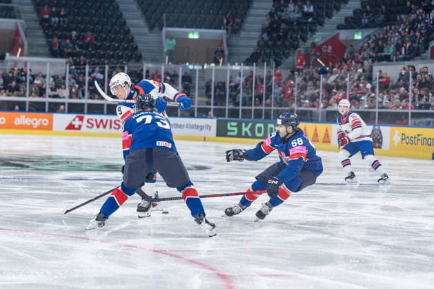 17 05 2026, Zurich, Swiss Life Arena, Ice Hockey World Championships Great Britain USA, 9 Ryan Leonard United States 58 David Clements Great Britain Zurich Swiss Life Arena Zurich Switzerland Copyright: xJustPictures.ch StefanxEmchx jp-de-StEm-DSC0050220260517