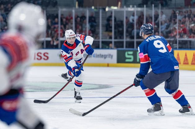 17 05 2026, Zurich, Swiss Life Arena, Ice Hockey World Championships Great Britain USA, 27 Matt Coronato United States , 9 Brett Perlini Great Britain Zurich Swiss Life Arena Zurich Switzerland Copyright: xJustPictures.ch StefanxEmchx jp-de-StEm-DSC0071520260517