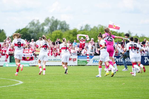 2 Frauen Bundesliga SC Sand vs VfB Stuttgart, 17 05 2026 Stuttgart running to their fans before kick-off 2 Frauen Bundesliga SC Sand vs VfB Stuttgart, Adams Arena SC Sand, 17 05 2026 DFB DFL REGULATIONS PROHIBIT ANY USE OF PHOTOGRAPHS AS IMAGE SEQUENCES AND OR QUASI VIDEO Copyright: xBEAUTIFULxSPORTS Boscox