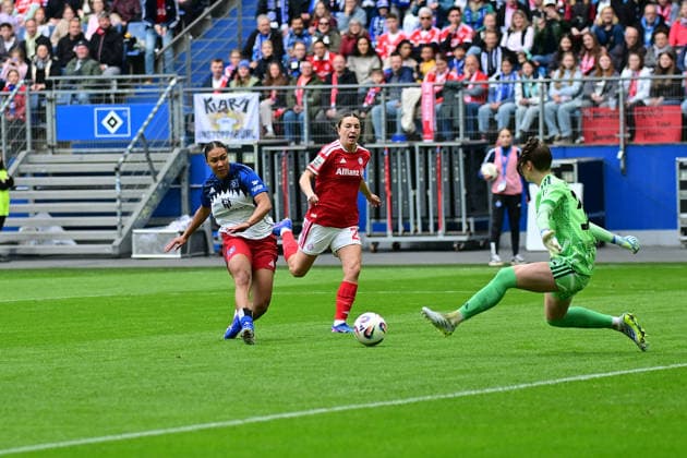 Soccer I Women I Season 2025 2026 I Bundesliga I Matchday 26 I Hamburger SV FC Bayern Munich I 17 05 2026 First shot on goal by HSV, Melina Krüger 9, Hamburger SV pushes past the goal Hamburg Volksparkstadion Hamburg Germany Copyright: xLobeca WolfxGebhardtx