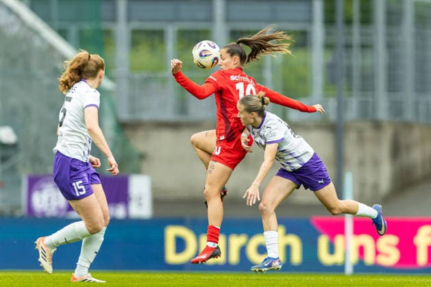 Selina Vobian Sport Club Freiburg and Paulina Platner SGS Essen in a duel during the Women s Soccer Bundesliga match between SGS Essen and Sport Club Freiburg, Stadion an der Hafenstrasse on May 17, 2026 in Essen, Germany, Germany Photo by Mario Hommes DeFodi Images Selina Vobian Sport Club Freiburg and Paulina Platner SGS Essen battle for the ball during the Women s Soccer Bundesliga match between SGS Essen and Sport Club Freiburg at Stadion an der Hafenstrasse on May 17, 2026 in Essen, Germany Photo by Mario Hommes DeFodi Images DFL regulations prohibit any use of photographs as image sequences and or quasi video