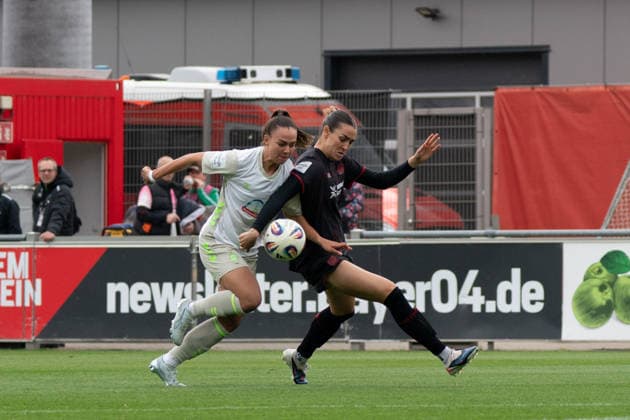 LEVERKUSEN, GERMANY - MAY 17: Maja Sternad (11 SV Werder Bremen) and Selina Ostermeier (2 Bayer 04 Leverkusen) in action during the Google Pixel Frauen-Bundesliga match between Bayer 04 Leverkusen and SV Werder Bremen at Ulrich-Haberland-Stadion on May 17, 2026 in Leverkusen, Germany. (Photo by Qianru Zhang Press Photo) Copyright: xQianruxZhang SPPx Sportspressphoto_SPR148555