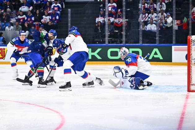 L-R Adam Sykora (SVK), Cristiano Di Giacomo (ITA), Matt Bradley (ITA), Maxim Strbak (SVK) and goalkeeper Adam Gajan (SVK) in action during the 2026 IIHF World Championship, WM, Weltmeisterschaft Group B, match Italy vs Slovakia, on May 17, 2026, Fribourg, Switzerland. (CTKxPhoto RadekxPetrasek) CTKPhotoP2026051703130  CTKPhotoP2026051703130