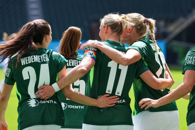 Wolfsburg, Germany 17 May 2026 1 Womens Bundesliga 26 Matchday VfL Wolfsburg vs 1 FC Nürnberg In the picture Goalscorer Alexandra Popp VfL , who is playing her last game after 14 years, scores the 1-0 goal for Wolfsburg and celebrates Copyright: HMBxMedia MadeleinexFantini