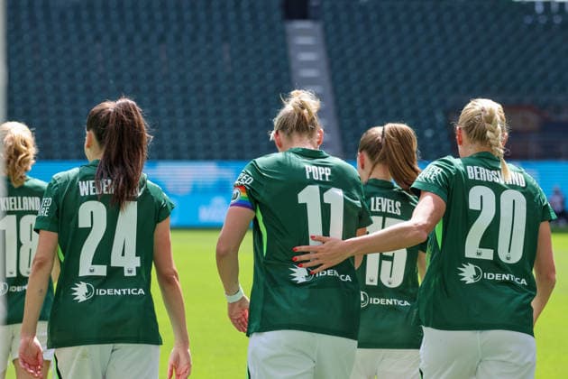 Wolfsburg, Germany 17 May 2026 1 Womens Bundesliga 26 Matchday VfL Wolfsburg vs 1 FC Nürnberg In the picture Goalscorer Alexandra Popp VfL , who is playing her last game after 14 years, scores the 1-0 goal for Wolfsburg and celebrates Copyright: HMBxMedia MadeleinexFantini