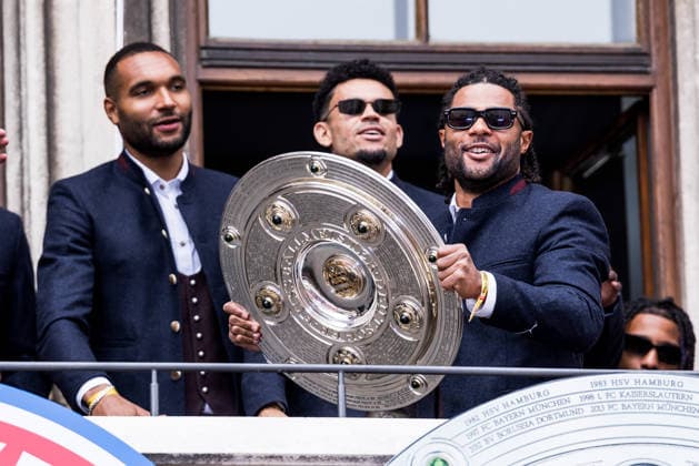 MUNICH, GERMANY - MAY 17: Serge Gnabry (FC Bayern Muenchen, 7) with the trophy on the balcony during the Meisterfeier of FC Bayern Muenchen at Marienplatz on May 17, 2026 in Munich, Germany. Bavaria Germany Copyright: xSteffiexWunderlx